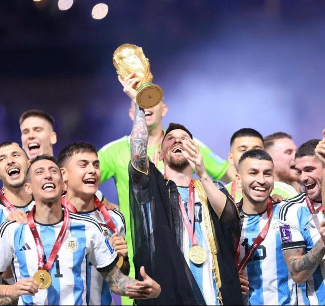 1671575988019032219.jpg FkXzef0X0Ac7en.jpg